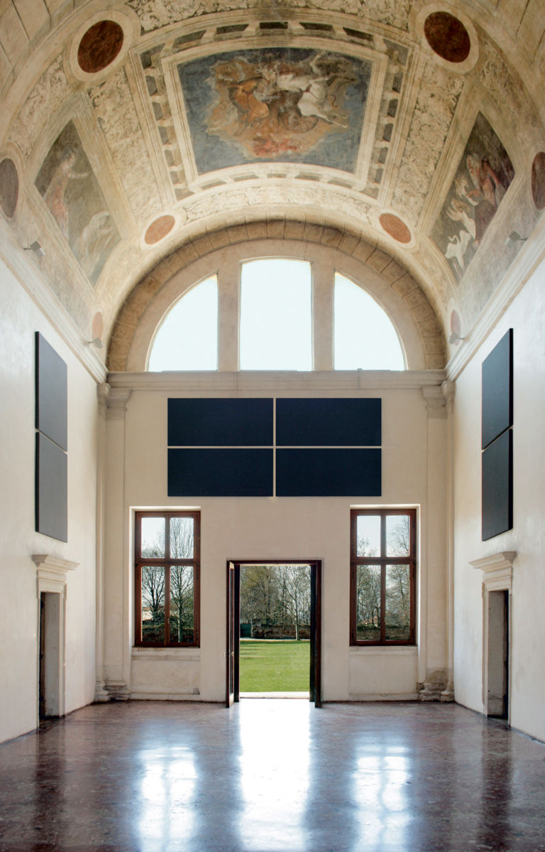 Alan Charlton Villa Pisani 2009 foto Bruno Bani Chez Palladio. Quinto step del progetto di Luca Massimo Barbero a Villa Pisani, nel vicentino. Opere di Niele Toroni e Arthur Duff, qui qualche immagine