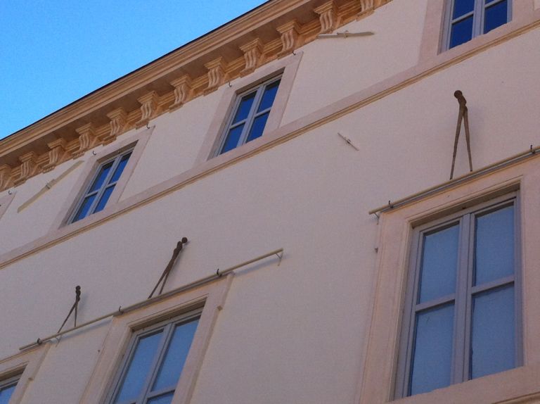 Alex Pinna sulla facciata di Palazzo Collicola Sculture in città, cinquant’anni dopo. Tanti gli eventi in Umbria per festeggiare la storica mostra del 1962: su Artribune il fotoreport live…