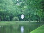 Anri Sala Clocked Perspective Kassel updates: a tarda sera, nel parco di Karlsaue. Prospettive diverse e scoperte interessanti su dOCUMENTA (13), cominciando proprio dall’orologio di Anri Sala…