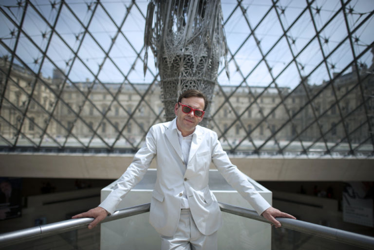 CULTUURBERICHT20120601 louvre 1 Una supposta gigante per il Louvre. Wim Delvoye piazza una mega scultura fallica sotto alla piramide di vetro. Provocazioni contemporanee per il tempio francese dell’arte classica
