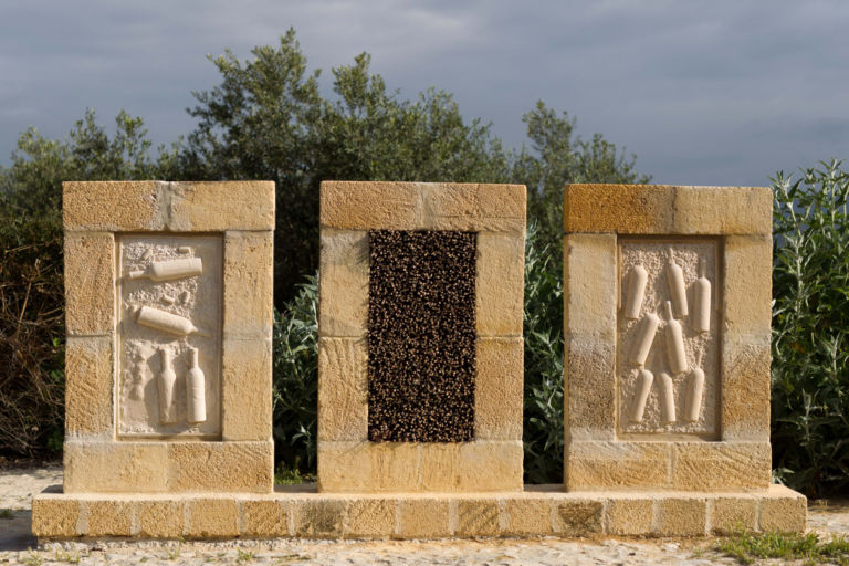 Carmelo Candiano Omaggioallavigna 2012 pietra arenaria cemento tralci di vite 42x3000 h 1.44 Il Viaggio in Sicilia del Gruppo di Scicli, targato Planeta. Apre a Menfi la casa-museo dell'azienda vinicola siciliana. Con una mostra che celebra la nota scuola di pittori e scultori