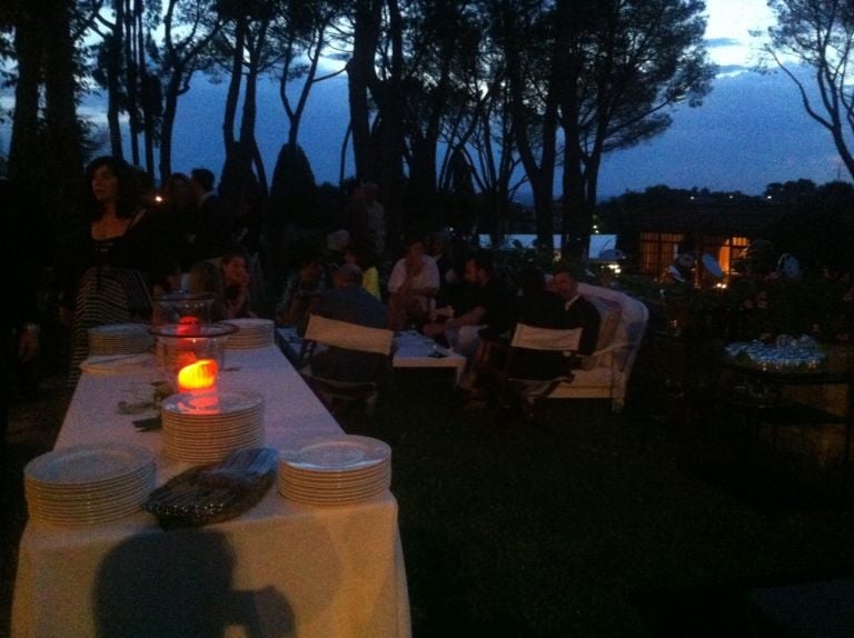 Cè anche Santa Nastro al Giardino dei Lauri Serata di inizio estate in Umbria. A Città della Pieve per la personale dell’americano Tom Burr, poi tutti a vedere la collezione Lauro. Ecco chiccera…