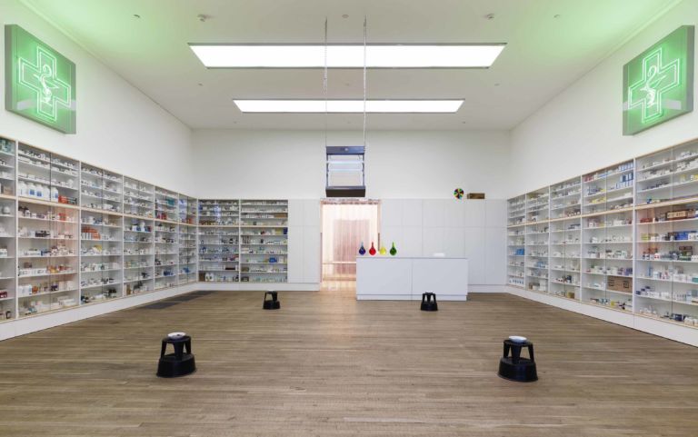 Damien Hirst Pharmacy 1992 La “camera delle meraviglie” di Damien Hirst