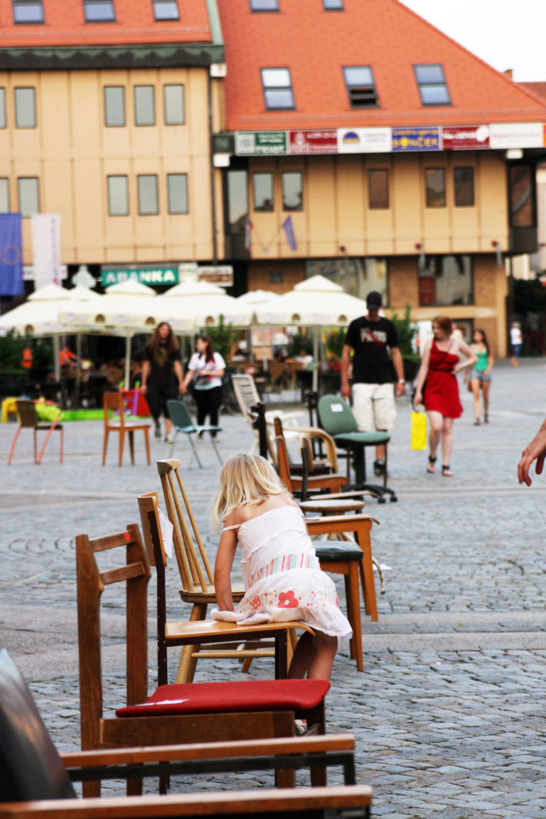 Donate exchange or take a chair Maribor5 Public art, da Londra a Maribor. Arrivano in Slovenia, guidati da Martin Romeo, gli studenti del Central Saint Martins College. Ecco come rivitalizzare una città… Mettendola a sedere