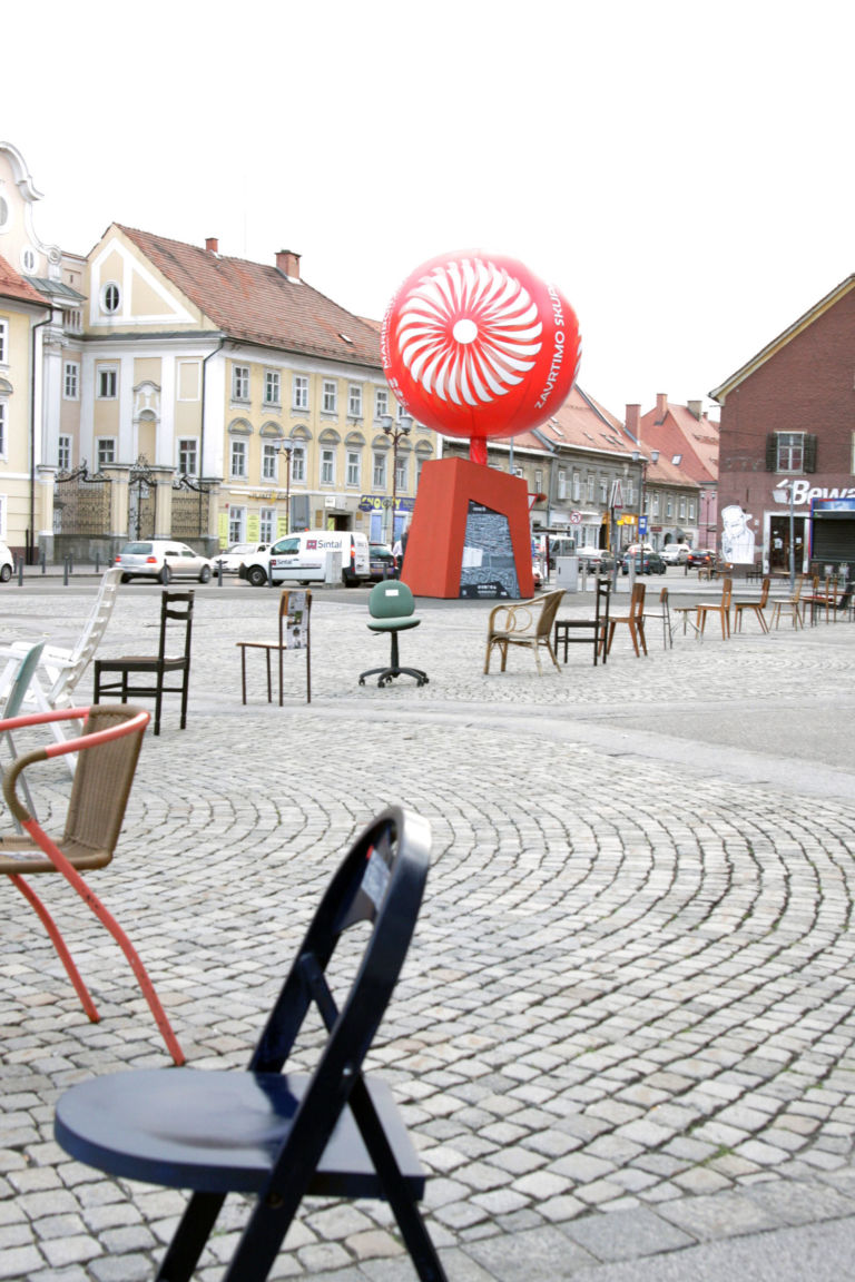 Donate exchange or take a chair Maribor6 Public art, da Londra a Maribor. Arrivano in Slovenia, guidati da Martin Romeo, gli studenti del Central Saint Martins College. Ecco come rivitalizzare una città… Mettendola a sedere