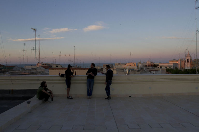 Doppelgänger foto alessandro schneider9 Un po’ casa, un po’ galleria. Arriva il momento del debutto per il nuovo spazio barese Doppelgänger, ad Artribune lo raccontano i due promotori…