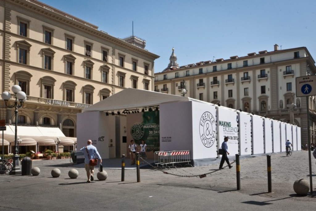 Story Teller Firenze. A Piazza della Repubblica un nuovo step della partnership con il Gruppo RCS. Ma l’approccio social toglie mordente…