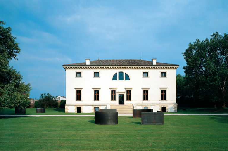 Igino Legnaghi Angolo a tutto sesto Villa Pisani 2008 foto Paolo Vandrasch Chez Palladio. Quinto step del progetto di Luca Massimo Barbero a Villa Pisani, nel vicentino. Opere di Niele Toroni e Arthur Duff, qui qualche immagine