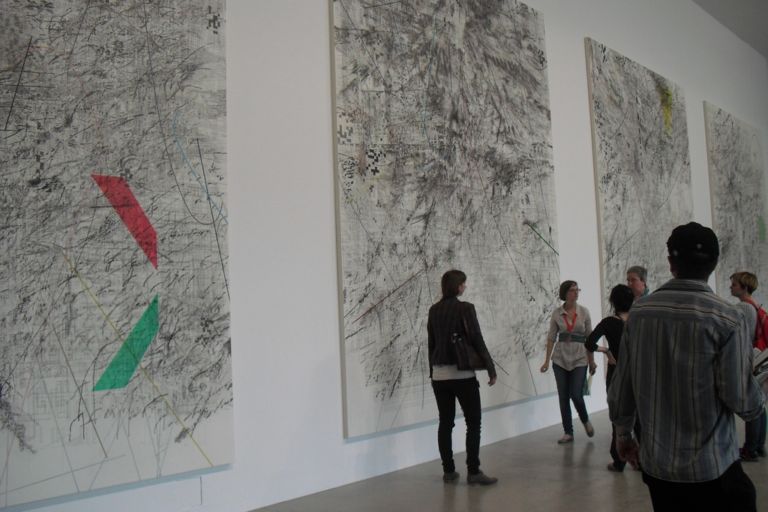 Julie Mehretu Documenta Halle Kassel Updates: dopo la mostra del Fridericianum, vi facciamo vedere il meglio di altre tre sedi di dOCUMENTA. Halle, Ottoneum e Neue Galerie