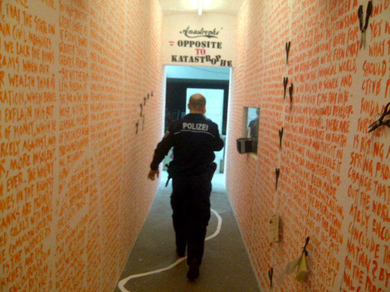 La Polizia alla Berlin Biennale foto Leonardo Bigazzi 1 Esclusivo: alla libera e democratica Biennale di Berlino irrompe la Polizia. Chiamata da due okkupanti su di giri…