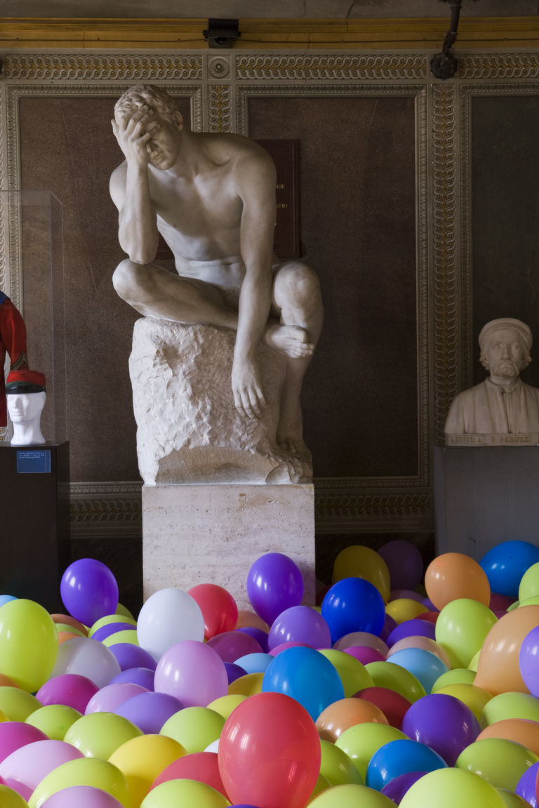 La Serpe part. 2012 bronzo palloncini foto di Serge Domingie 2 La Maestà di Simone Martini e Gli effetti del Buono e del Cattivo Governo possono convivere (stabilmente) con opere d'arte contemporanea? Francesco Carone nel Palazzo Pubblico di Siena lancia la sfida. E il dibattito