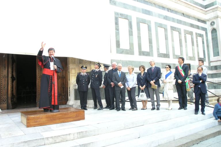 La cerimonia di presentazione al pubblico della Porta della Mandorla foto Opera ambra nepi Passare sotto un capolavoro. Dieci anni di make up, torna a splendere la Porta della Mandorla del Duomo di Firenze, ecco le bellissime immagini