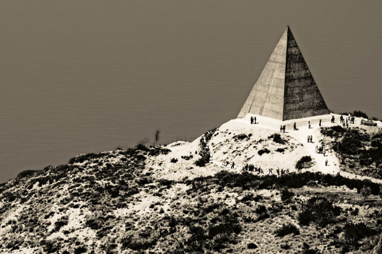 Lapiramide Un mandala per celebrare il Rito della Luce. Loredana Longo firma l'opera ai piedi della Piramide di Staccioli, in Sicilia. Torna il percorso spirituale di Antonio Presti, nei giorni del solstizio d'estate. Le foto in anteprima