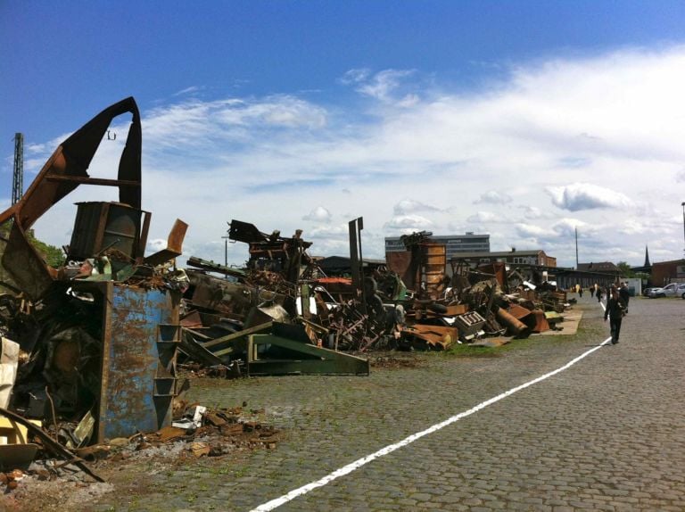 Lara Favaretto Hauptbahnhof Kassel Updates: terza fotogallery da Kassel. Il giro per dOCUMENTA si conclude con la visita alla Hauptbahnhof, all’Orangerie e al parco di Karlsaue. Con qualche detour…