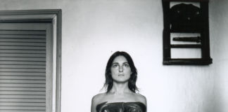 Liliana Maresca con sus obras, 1983. Photo Marcos López