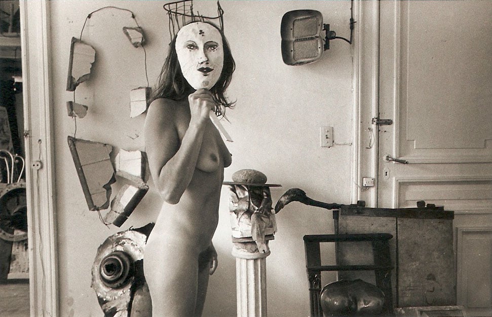 Liliana Maresca con sus obras, 1983. Photo Marcos López