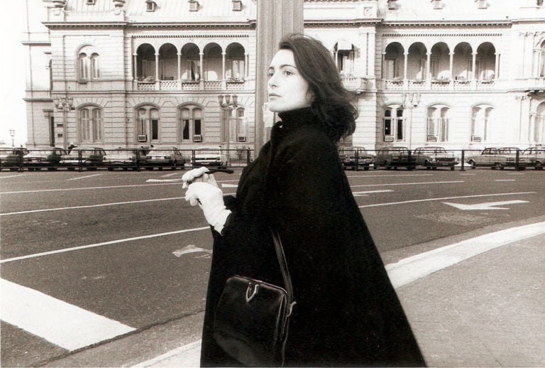 Liliana Maresca, dalla serie Liliana Maresca frente alla Casa de Gobierno, Buenos Aires, 1984. Photo Marcos López