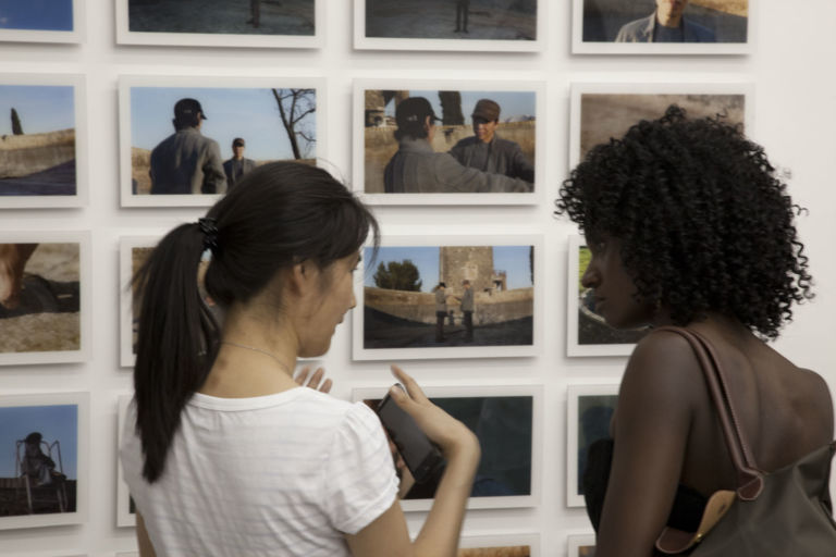 Lu Fei Fei artista di fronte installazione s Cina chiama Europa. Inaugurata a Pechino una collettiva che “getta un ponte” verso il Vecchio Continente. E le presenze italiane sono ben due. Ecco foto dell’opening e un dittico video in esclusiva