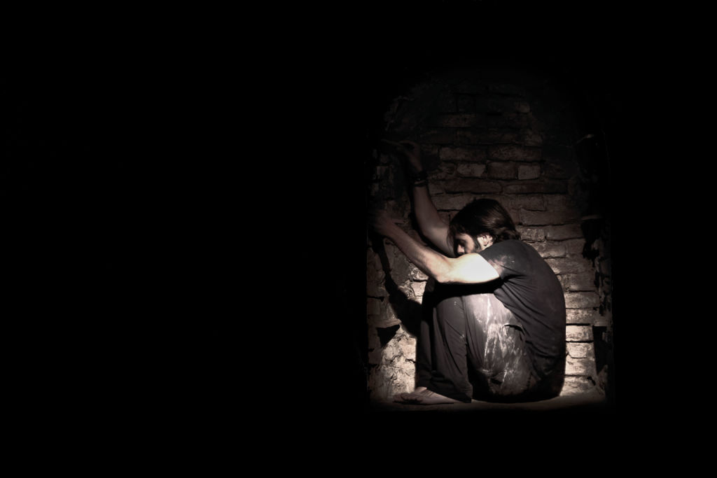 L’artista Luca Cutrufelli si mura vivo dentro ad un vecchio muro di Siena. Per ventiquattr’ore filate. Obbiettivo? liberarsi della schiavitù sociale. Risultati? Vedremo…
