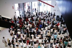 Capienza massima meno uno. Live da Roma e dal Maxxi, le prime immagini della “pervasiva” performance griffata Marzia Migliora