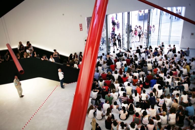 Marzia Migliora Capienza massima meno uno Maxxi Roma ph. G.Aloisi 3 Capienza massima meno uno. Live da Roma e dal Maxxi, le prime immagini della “pervasiva” performance griffata Marzia Migliora