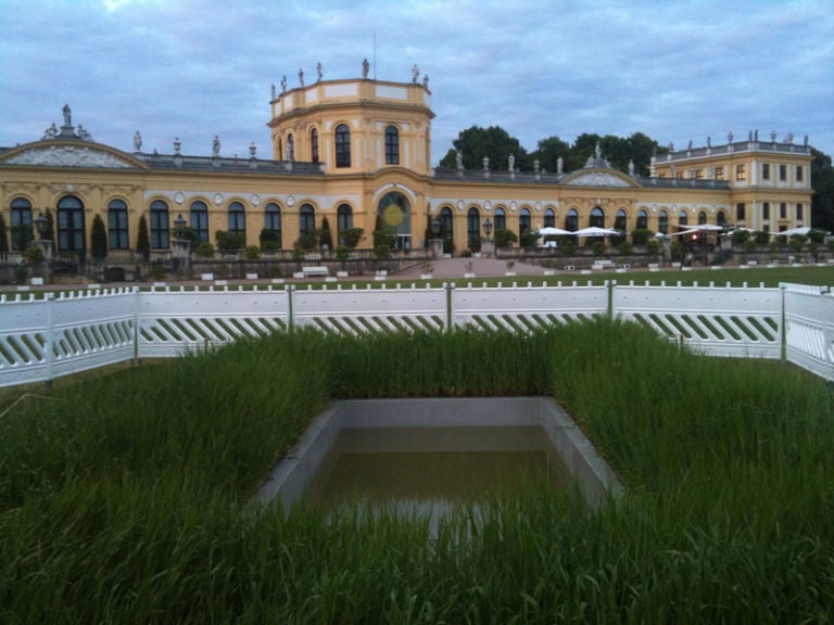 Massimo Bartolini protetto per la notte Kassel updates: a tarda sera, nel parco di Karlsaue. Prospettive diverse e scoperte interessanti su dOCUMENTA (13), cominciando proprio dall’orologio di Anri Sala…