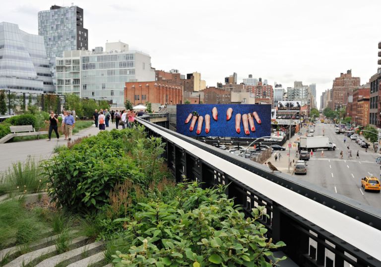 Maurizio Cattelan Toilet Paper High Line Art New York 2 Dieci dita mozzate per il ritorno di Cattelan. È durato un anno e due mesi il ritiro dalle scene del Maurizio nazionale. Che a New York sale sulla High Lane…