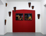 Michele Zaza Lo spazio del respiro 2012 installazione 6 fotografie 15 sculture in legno tempera su parete. Courtesy Galleria Bianconi Milano. Narrazioni visive, tra cielo e terra
