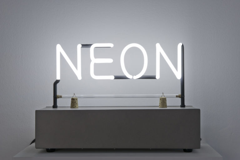 NEON Kosuth Neon 1965 La materia luminosa del Macro