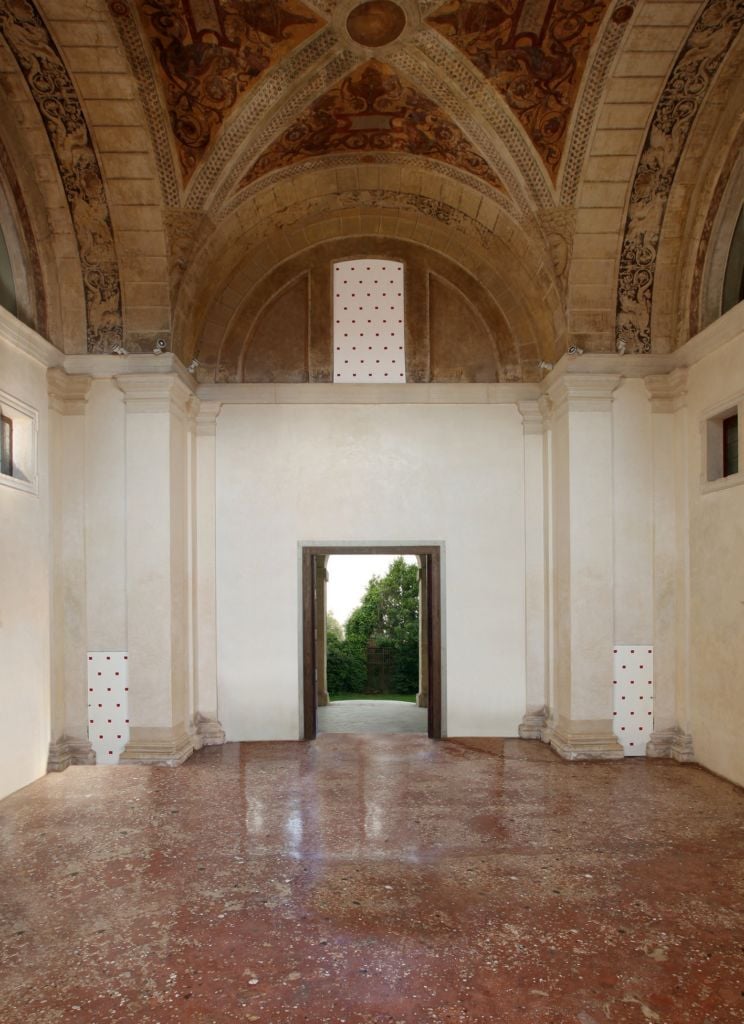 Chez Palladio. Quinto step del progetto di Luca Massimo Barbero a Villa Pisani, nel vicentino. Opere di Niele Toroni e Arthur Duff, qui qualche immagine