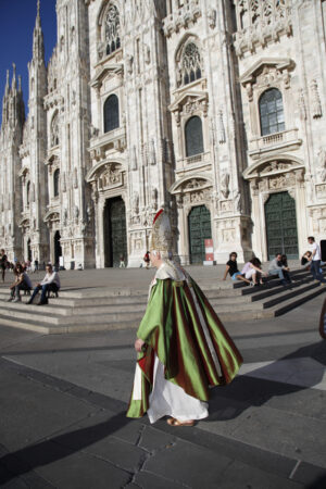 Sant’Ambrogio e le Storie Tese. Stefano Boeri accoglie a Milano la mostra-performance itinerante di Paolo Consorti, su Artribune arrivano le immagini