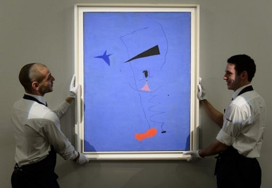 Quel record dipinto di blu. Ancora una seduta bollente da Sotheby’s Londra, vola a 30 milioni di euro l’opera icona di Joan Mirò