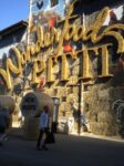 Pitti Uomo Fortezza da Basso Firenze 9 Una fattoria in pieno centro. Al via a Firenze Pitti Uomo, tante immagini dell’allestimento bucolico, fra rotoli di fieno, chioschi di frutta e sacchi di iuta