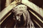 Porta della mandorla particolare del volto della Madonna Assunta prima del restauro Passare sotto un capolavoro. Dieci anni di make up, torna a splendere la Porta della Mandorla del Duomo di Firenze, ecco le bellissime immagini