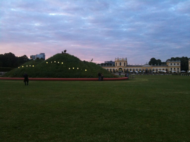 Song Dong al tramonto Kassel updates: a tarda sera, nel parco di Karlsaue. Prospettive diverse e scoperte interessanti su dOCUMENTA (13), cominciando proprio dall’orologio di Anri Sala…