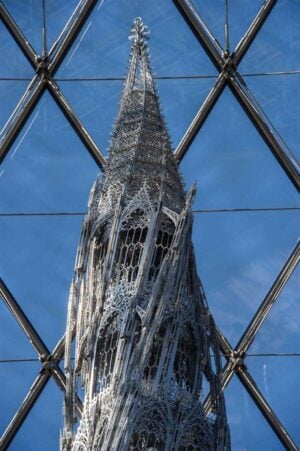 Una supposta gigante per il Louvre. Wim Delvoye piazza una mega scultura fallica sotto alla piramide di vetro.  Provocazioni contemporanee per il  tempio francese dell’arte classica