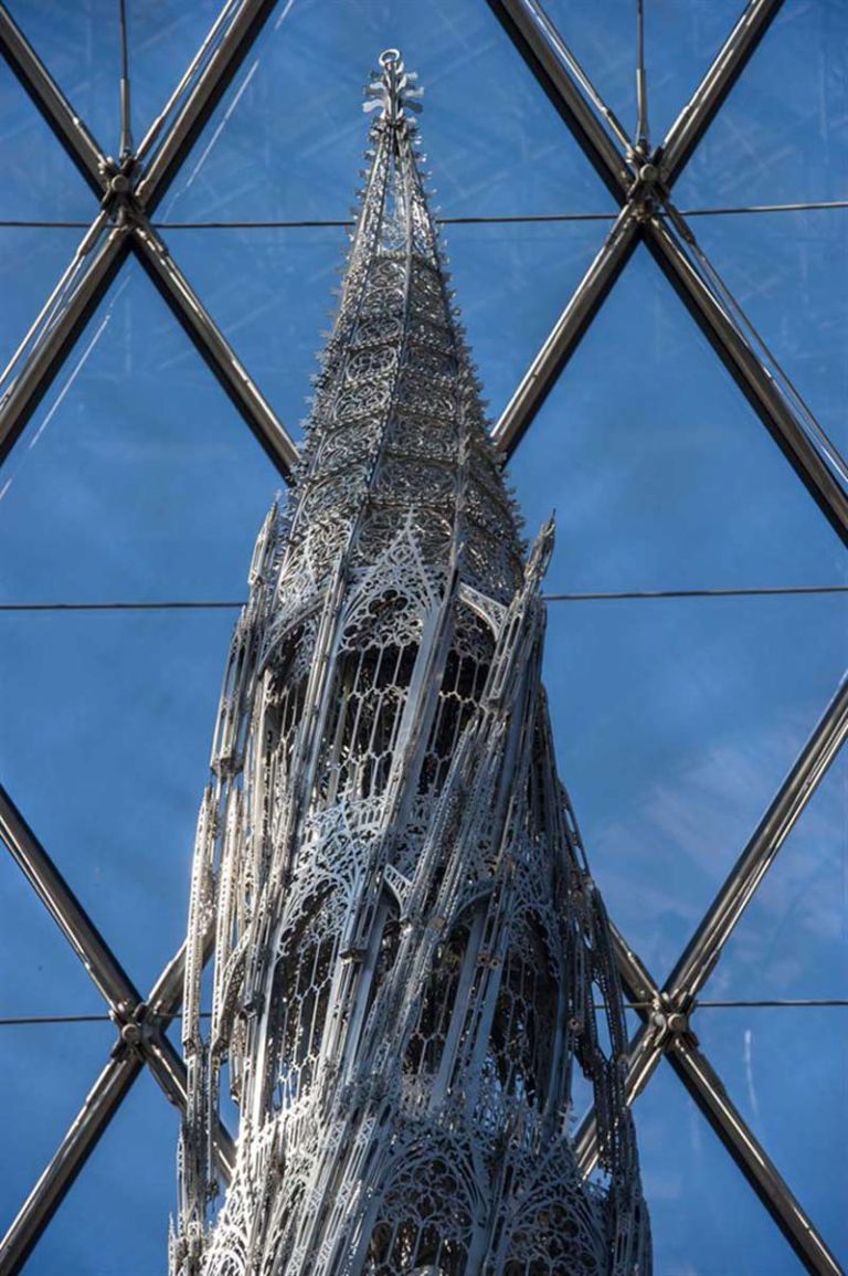 Wim Delvoye Suppo Louvre 2012 Una supposta gigante per il Louvre. Wim Delvoye piazza una mega scultura fallica sotto alla piramide di vetro. Provocazioni contemporanee per il tempio francese dell’arte classica