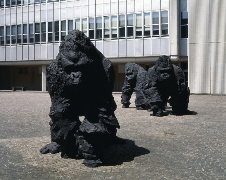 daviderivalta I gorilla del Tribunale di Ravenna fanno paura? Riflessioni sulle sculture di Davide Rivalta