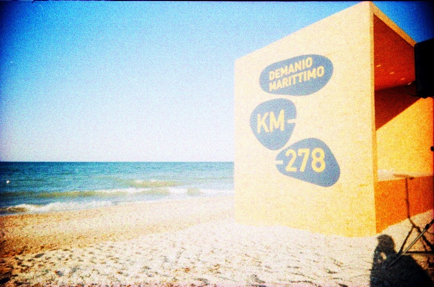 L’architettura si fa in spiaggia, a Senigallia, insieme al Maxxi. Torna Demanio Marittimo.KM-278, con un bando di concorso che punta a reinventare il lungomare di Marzocca. In chiave creativa