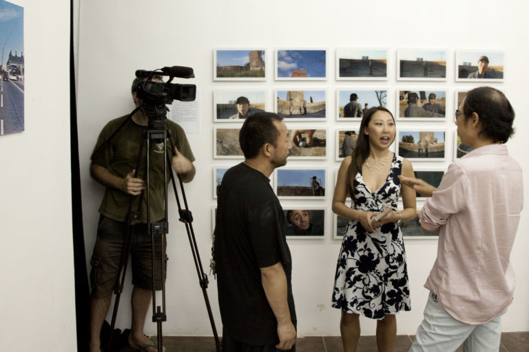 intervista Gao Qiang e Yizhao Guan Cina chiama Europa. Inaugurata a Pechino una collettiva che “getta un ponte” verso il Vecchio Continente. E le presenze italiane sono ben due. Ecco foto dell’opening e un dittico video in esclusiva