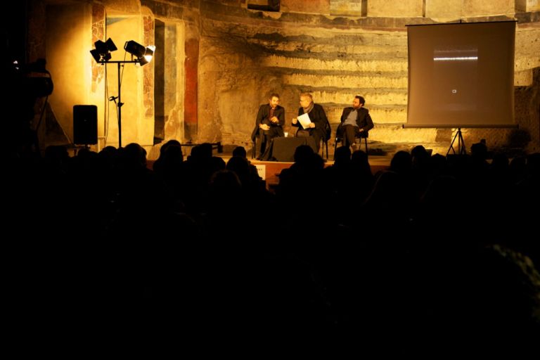 kosuth + platea Niente più Martedì Critici per Roma? La solita storia: quando una cosa funziona, l’istituzione si adopera per scoraggiarla. Dambruoso: troppe tasse, da soli non ce la si fa