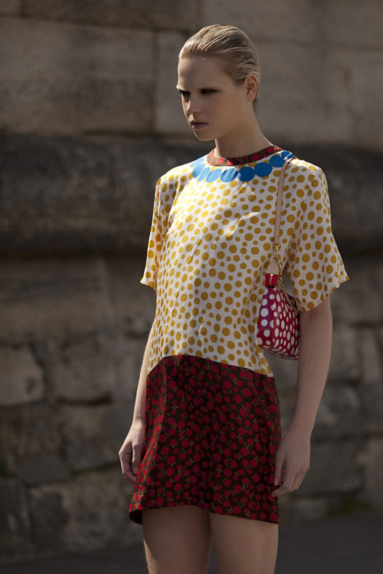 lvkusama05 La febbre dei pois. Yayoi Kusama stilista per Louis Vuitton. Quando sandali, minigonne e trench diventano opere d’arte. Look per art lovers, con il vizio del fashion. Ecco le foto