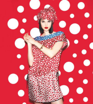 La febbre dei pois. Yayoi Kusama stilista per Louis Vuitton. Quando sandali, minigonne e trench diventano opere d’arte. Look per art lovers, con il vizio del fashion. Ecco le foto