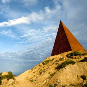 Un mandala per celebrare il Rito della Luce. Loredana Longo firma l’opera ai piedi della Piramide di Staccioli, in Sicilia. Torna il percorso spirituale di Antonio Presti, nei giorni del solstizio d’estate. Le foto in anteprima