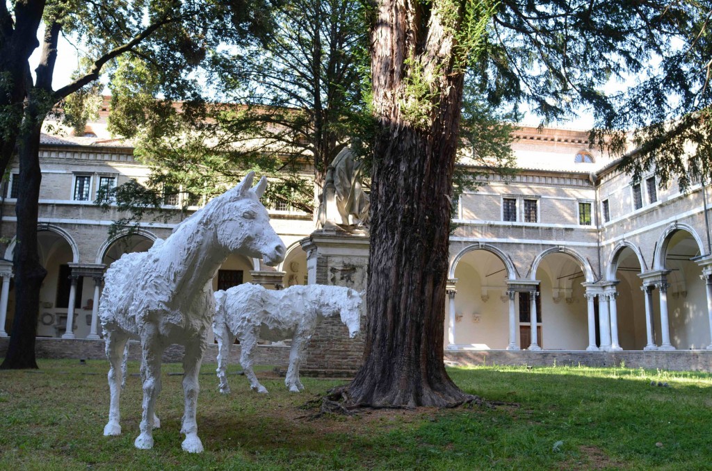 Perduti per la strade di Ravenna. Gli animali-sculture di Davide Rivalta