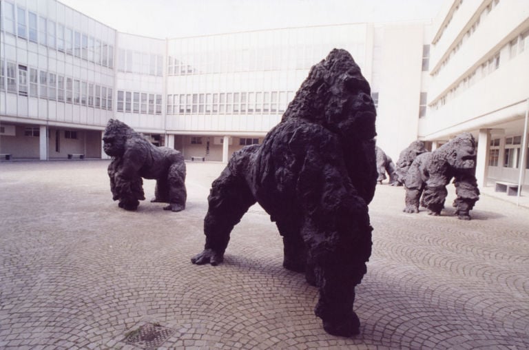 trib2 I gorilla del Tribunale di Ravenna fanno paura? Riflessioni sulle sculture di Davide Rivalta