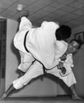 ves Klein mentre esegue una tecnica di judo 1955 Grandi nomi, piccole mostre