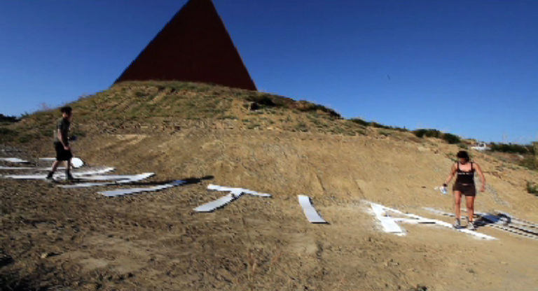 waiting Un mandala per celebrare il Rito della Luce. Loredana Longo firma l'opera ai piedi della Piramide di Staccioli, in Sicilia. Torna il percorso spirituale di Antonio Presti, nei giorni del solstizio d'estate. Le foto in anteprima