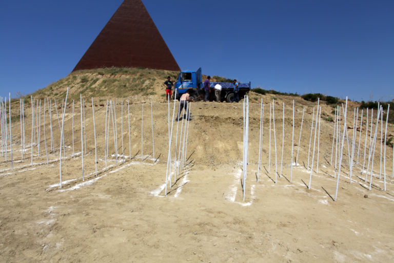 waiting workinprogress Un mandala per celebrare il Rito della Luce. Loredana Longo firma l'opera ai piedi della Piramide di Staccioli, in Sicilia. Torna il percorso spirituale di Antonio Presti, nei giorni del solstizio d'estate. Le foto in anteprima