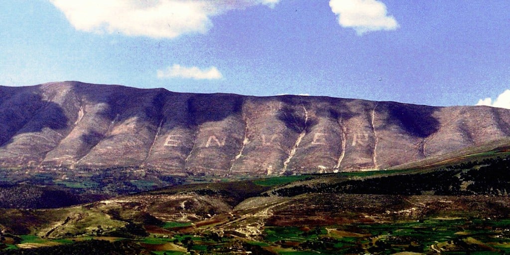 Vi ricordate la scritta Dux sul monte Terminillo? Anche Enver, dittatore d’Albania, aveva il suo tributo in stile land art. Ma Armando Lulaj s’è messo a fare gli anagrammi…